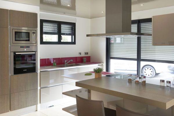 Cuisine présentant une fenêtre 2 vantaux et un coulissant 2 vantaux en aluminium gris anthracite