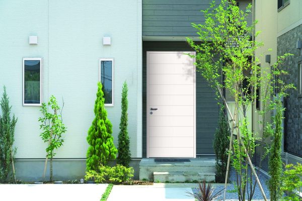 Entrée de maison présentant une porte avec un panneau rainuré coloris blanc